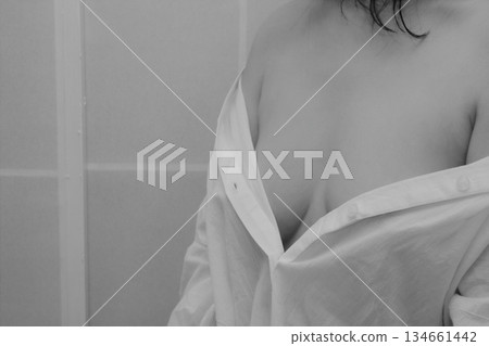 黑白裸體半身像 134661442