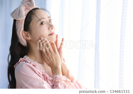 窗邊一位年輕女子的美麗肖像 窗邊一位年輕女子的美麗肖像 134661531