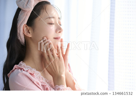 窗邊一位年輕女子的美麗肖像 窗邊一位年輕女子的美麗肖像 134661532