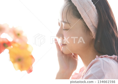 年輕女子在窗邊擺姿勢的美麗肖像 134661598