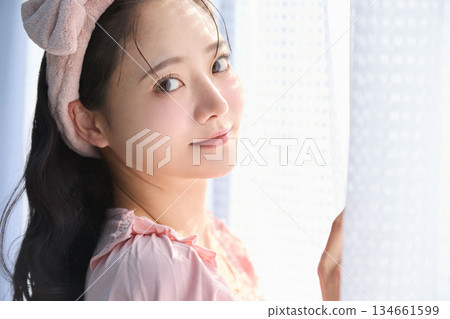 窗邊一位年輕女子的美麗肖像 窗邊一位年輕女子的美麗肖像 134661599