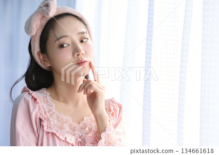 窗邊一位年輕女子的美麗肖像 窗邊一位年輕女子的美麗肖像 134661618