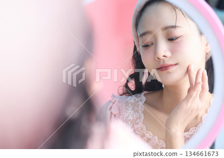 一位年輕漂亮的亞洲女性在鏡子前擺姿勢的美麗肖像 一位年輕漂亮的亞洲女性在鏡子前擺姿勢的美麗肖像 134661673