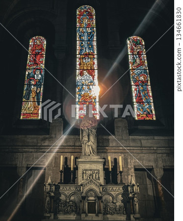 光線透過法國聖心大教堂的彩色玻璃窗灑下。 134661830