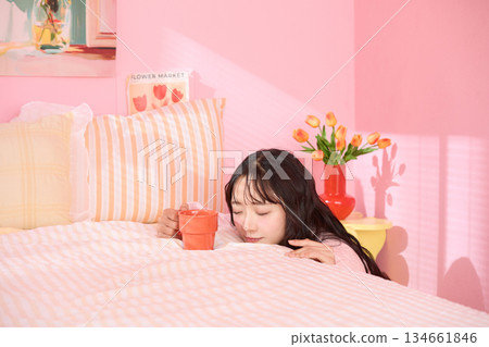 一位年輕女子在色彩繽紛的臥室裡放鬆的可愛肖像 134661846