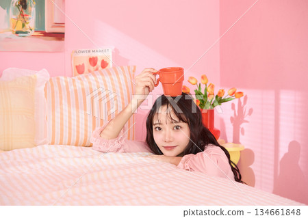 一位年輕女子在色彩繽紛的臥室裡放鬆的可愛肖像 134661848