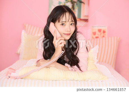 一位年輕女子在色彩繽紛的臥室裡放鬆的可愛肖像 134661857