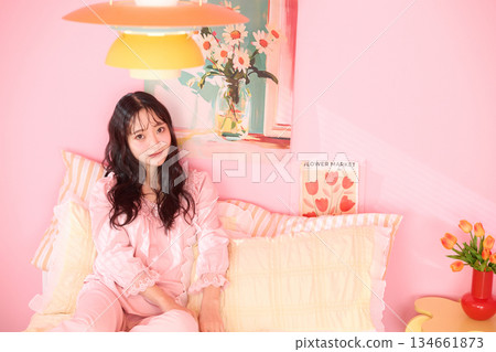 一位年輕女子在色彩繽紛的臥室裡放鬆的可愛肖像 134661873