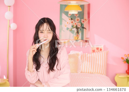 一位年輕女子在色彩繽紛的臥室裡放鬆的可愛肖像 134661878