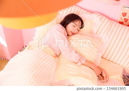 一位年輕女子在色彩繽紛的臥室裡放鬆的可愛肖像 134661905