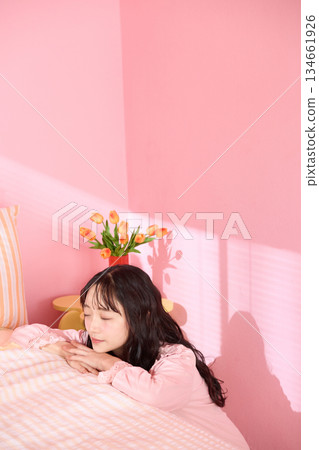 一位年輕女子在色彩繽紛的臥室裡放鬆的可愛肖像 134661926