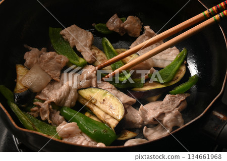 茄子、青椒和豬肉在煎鍋裡煎炸 134661968