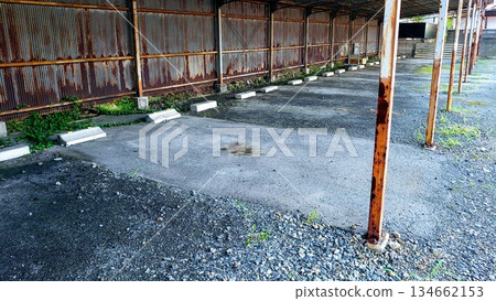 生鏽的鐵皮停車場 生鏽的鐵皮停車場 134662153