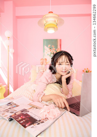 一位年輕的亞洲女性身穿睡衣,在溫馨的房間裡放鬆休息的肖像 一位年輕的亞洲女性身穿睡衣,在溫馨的房間裡放鬆休息的肖像 134662299