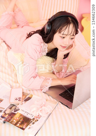 一位年輕的亞洲女性身穿睡衣,在溫馨的房間裡放鬆休息的肖像 一位年輕的亞洲女性身穿睡衣,在溫馨的房間裡放鬆休息的肖像 134662309