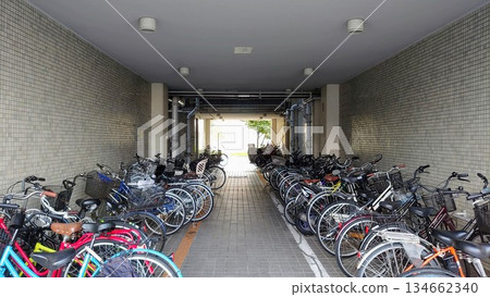 自行車停放在自行車停車場 自行車停放在自行車停車場 134662340