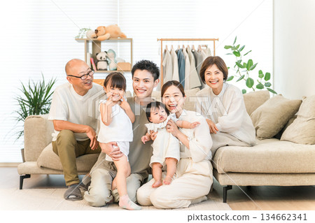 三代同堂在客廳放鬆,家庭(聚會) 三代同堂在客廳放鬆,家庭(聚會) 134662341