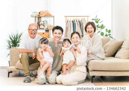 三代同堂在客廳放鬆,家庭(聚會) 三代同堂在客廳放鬆,家庭(聚會) 134662342