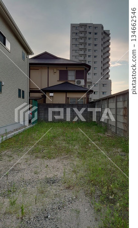 住宅區景觀,有空地 住宅區景觀,有空地 134662546