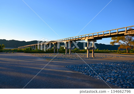 島田市的蓬萊橋,是全世界最長的木製人行橋。 島田市的蓬萊橋,是全世界最長的木製人行橋。 134662796
