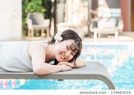 在熱帶水療中心、美容院或美容沙龍接受按摩的女性 134663016