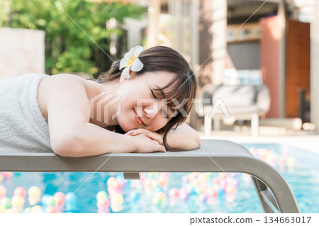 在熱帶水療中心、美容院或美容沙龍接受按摩的女性 134663017