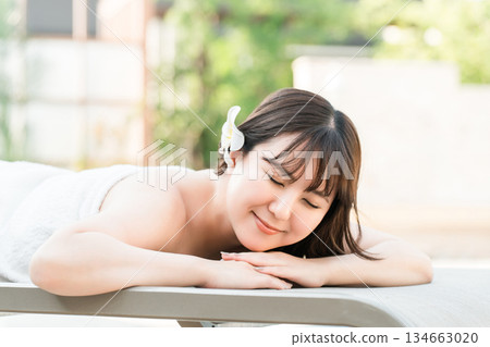 在熱帶水療中心、美容院或美容沙龍接受按摩的女性 134663020