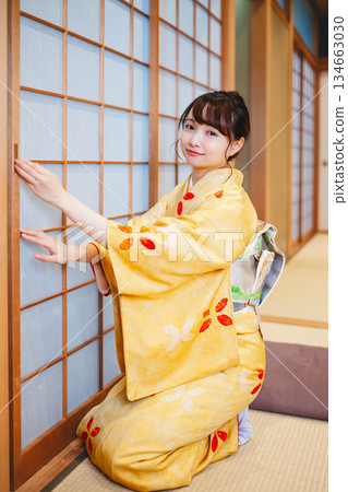 一位身穿和服的年輕女子正試圖打開障子門。 134663030