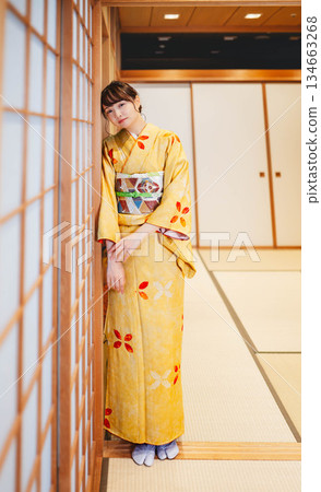 A young and beautiful kimono woman in a Japanese-style room 134663268