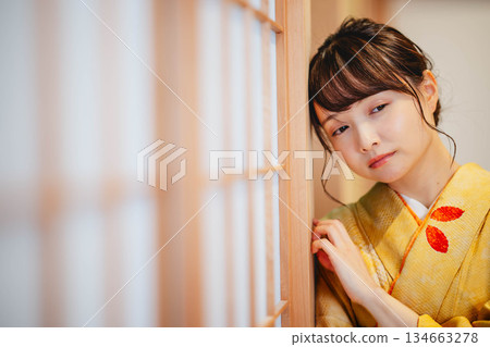 日式房間裡年輕漂亮的和服女人 134663278