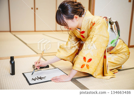 Kimono woman doing calligraphy 134663486