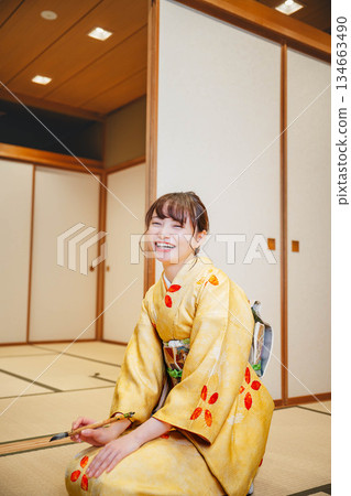 寫書法的和服女人 134663490