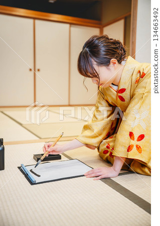 寫書法的和服女人 134663492