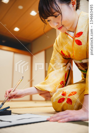 Kimono woman doing calligraphy 134663495
