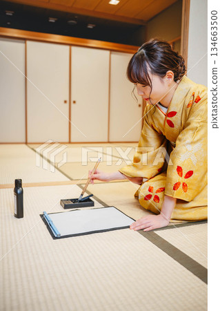 寫書法的和服女人 寫書法的和服女人 134663500