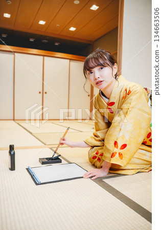 寫書法的和服女人 寫書法的和服女人 134663506