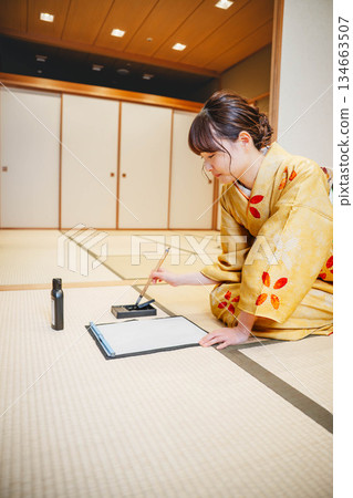 寫書法的和服女人 134663507