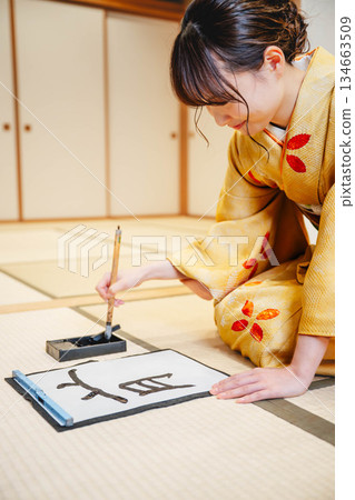 寫書法的和服女人 134663509