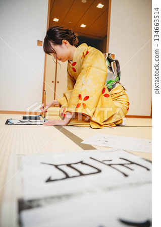 寫書法的和服女人 134663514