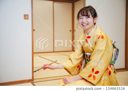 寫書法的和服女人 寫書法的和服女人 134663516