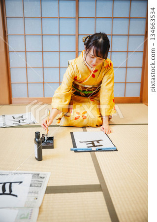 寫書法的和服女人 134663534