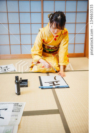 寫書法的和服女人 134663535