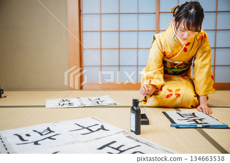 寫書法的和服女人 134663538