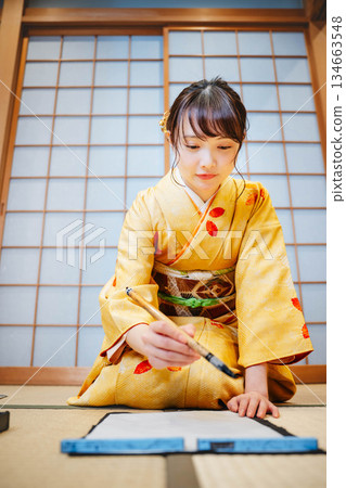 寫書法的和服女人 寫書法的和服女人 134663548