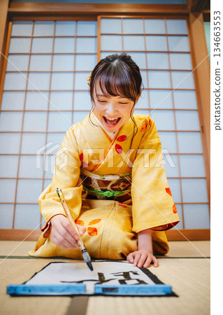 寫書法的和服女人 134663553