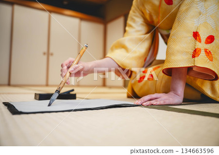 身著和服練習書法的手 身著和服練習書法的手 134663596
