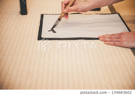 身著和服練習書法的手 身著和服練習書法的手 134663602
