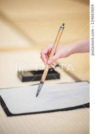 身著和服練習書法的手 身著和服練習書法的手 134663604