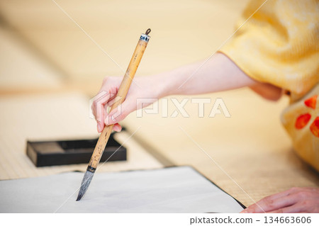 身著和服練習書法的手 134663606