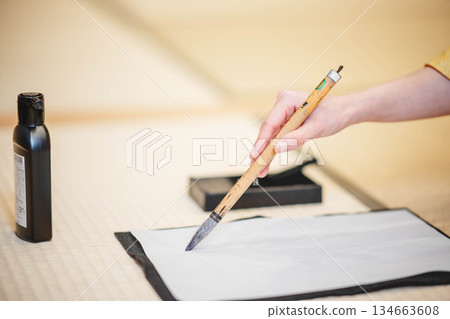 身著和服練習書法的手 134663608